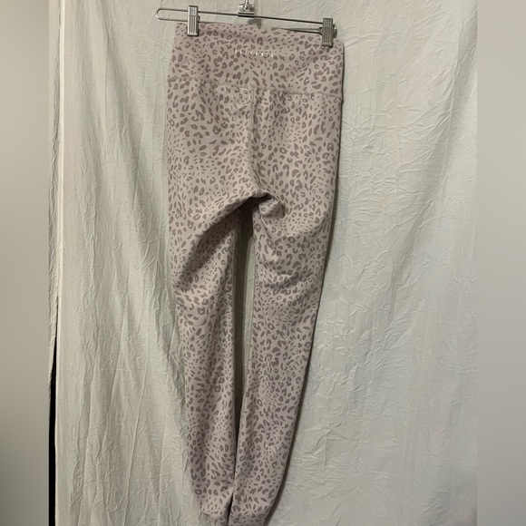 All Fenix Leggings Light Gray Stone
Cheetah Print 7/8 Compression Legging 🌵xs - Picture 6 of 9